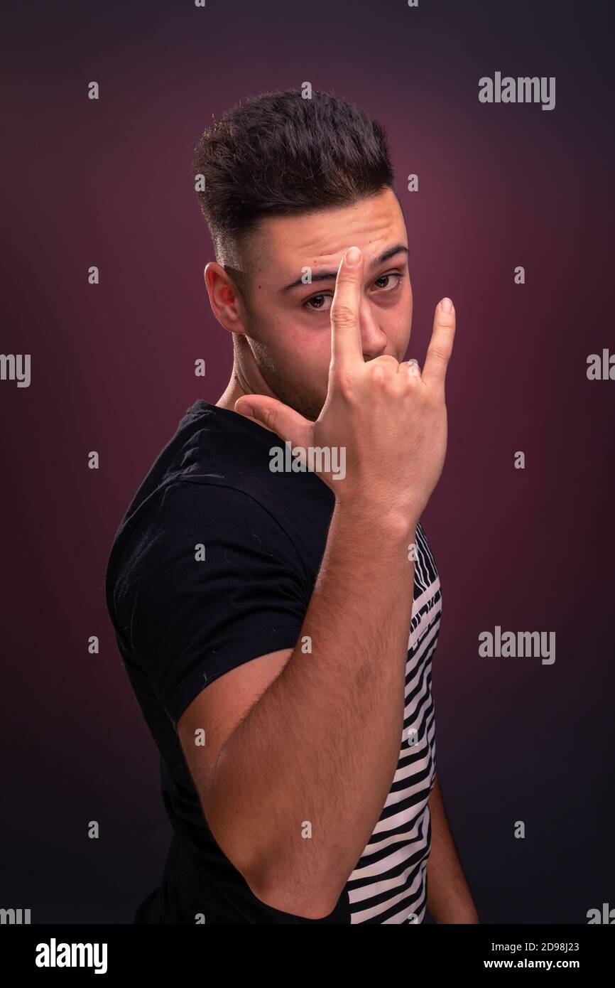 Bell'uomo in posa in studio Foto Stock