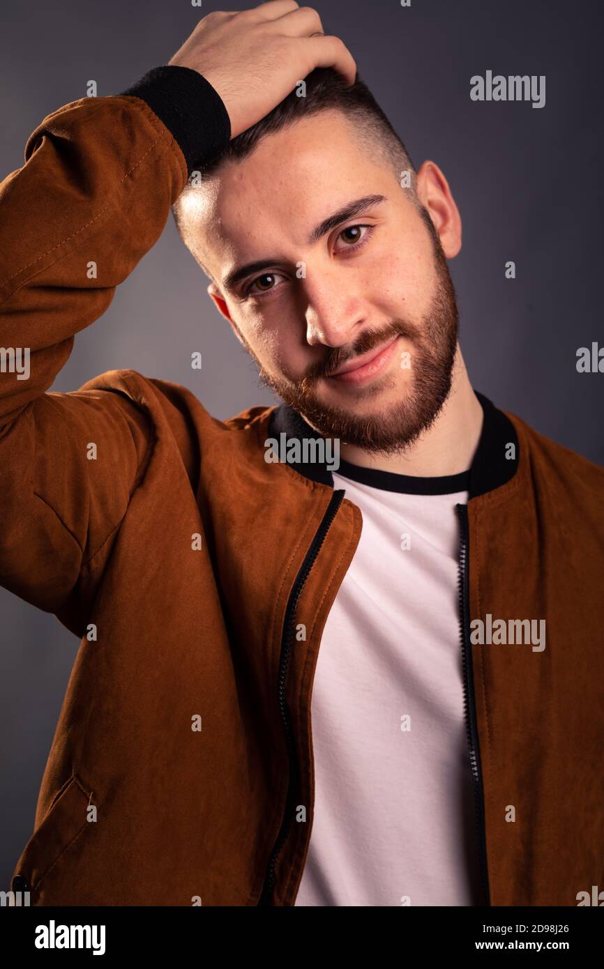 Bell'uomo in posa in studio Foto Stock