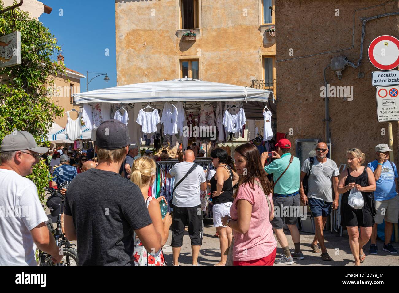 Shopping in un mercato occupato di San Pantaleo: Scena con i visitatori che chiacchierano e si dirigono per le bancarelle in un mercato estivo settimanale a San Pantaleo, in Sardegna Foto Stock