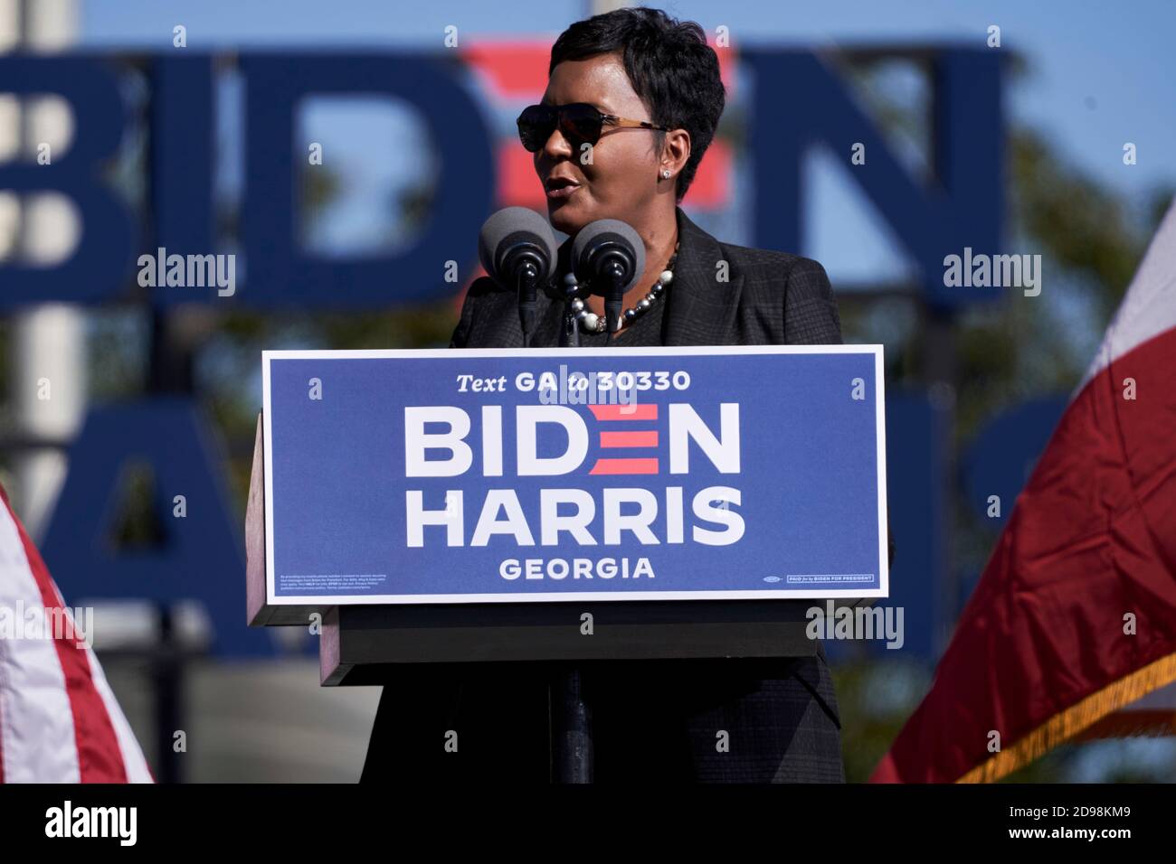 Atlanta, Stati Uniti. 02 novembre 2020. Il sindaco Keisha Lance Bottoms si rivolge ai rally drive-in alla vigilia delle elezioni per uscire il voto per Joe Biden, Jon Ossoff e Raphael Warnock il 2 novembre 2020 ad Atlanta, Georgia Credit: Sanjeev Singhal/The News Access Credit: The Photo Access/Alamy Live News Foto Stock