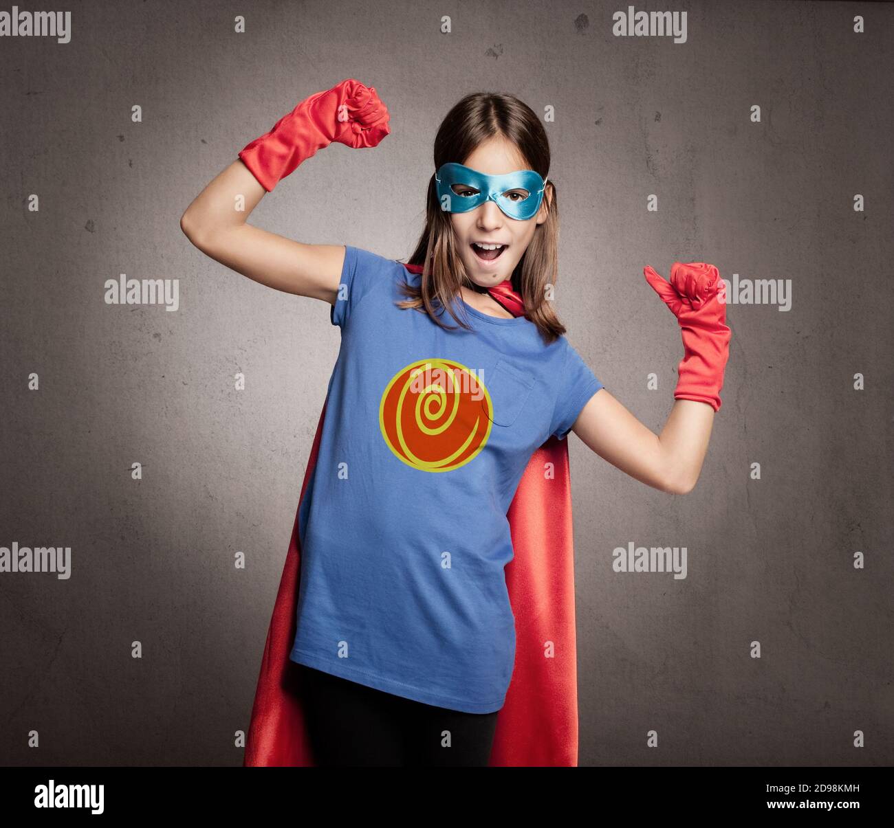 bambina che indossa un costume da supereroe Foto stock Alamy