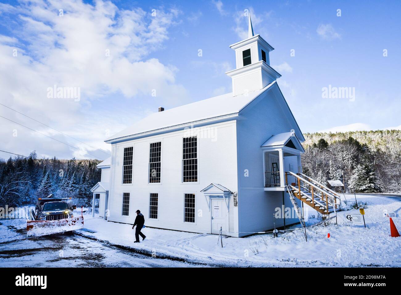 Calais, Vermont, Stati Uniti. 3 Nov 2020. Un elettore lascia il Calais, Vermont, Stati Uniti, Municipio dopo aver votato per scrutinio su carta nelle elezioni del 2020. Gli elettori lo hanno fatto ai sondaggi nonostante una tempesta di neve all’inizio della stagione che ha lasciato diversi centimetri di neve nuova. Credit: John Lazenby/Alamy Live News Foto Stock