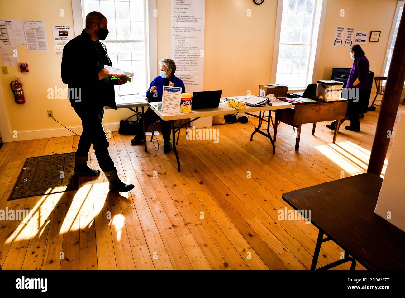 Calais, Vermont, Stati Uniti. 3 Nov 2020. Un elettore entra nel Calais, Vermont, Stati Uniti, Municipio per votare per carta scrutinio nelle elezioni 2020. Gli elettori lo hanno fatto ai sondaggi nonostante una tempesta di neve all’inizio della stagione che ha lasciato diversi centimetri di neve nuova. Credit: John Lazenby/Alamy Live News Foto Stock