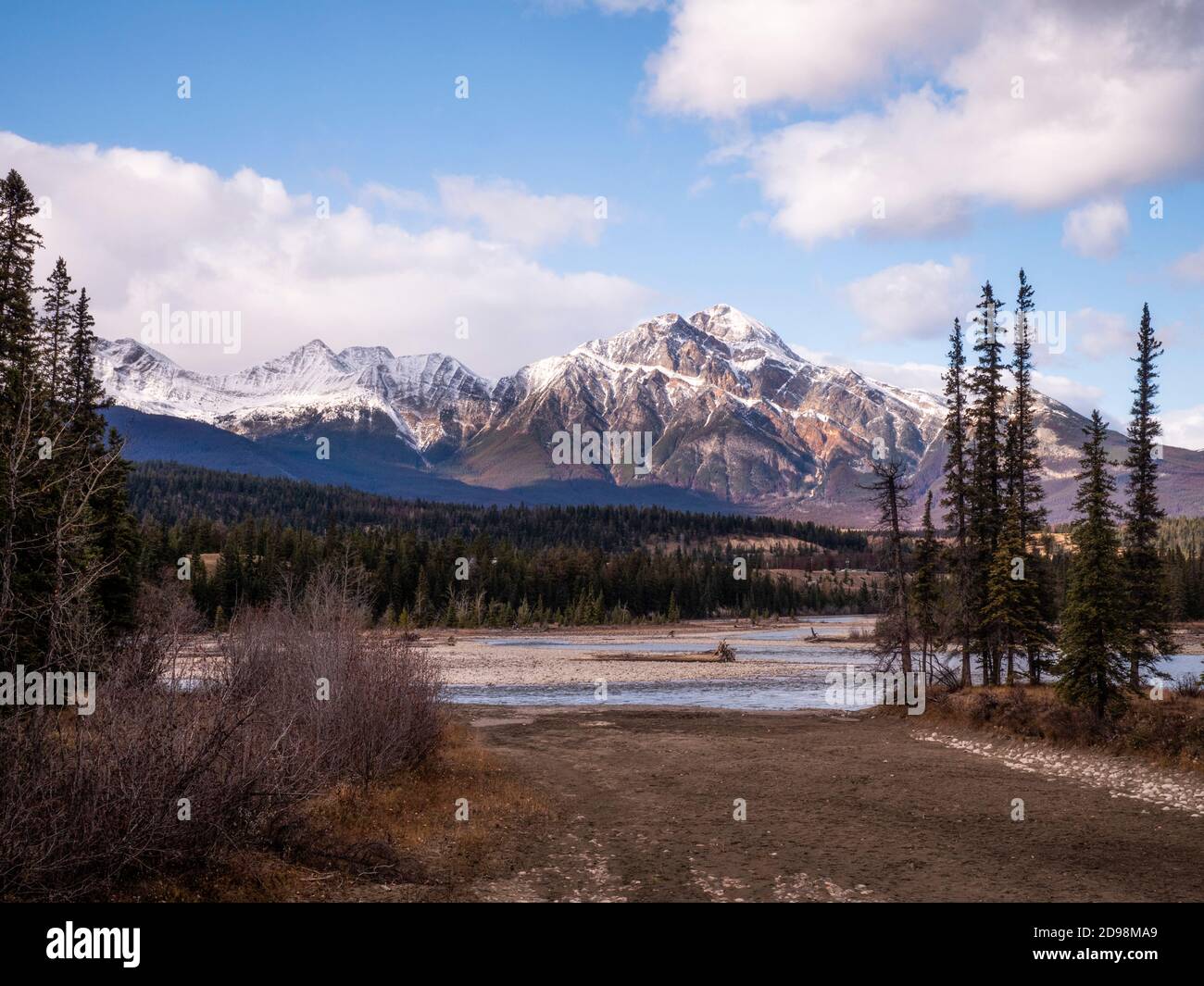 Vista della Pyramid Mountain e del fiume Athabasca nel Jasper National Park, Alberta, Canada Foto Stock