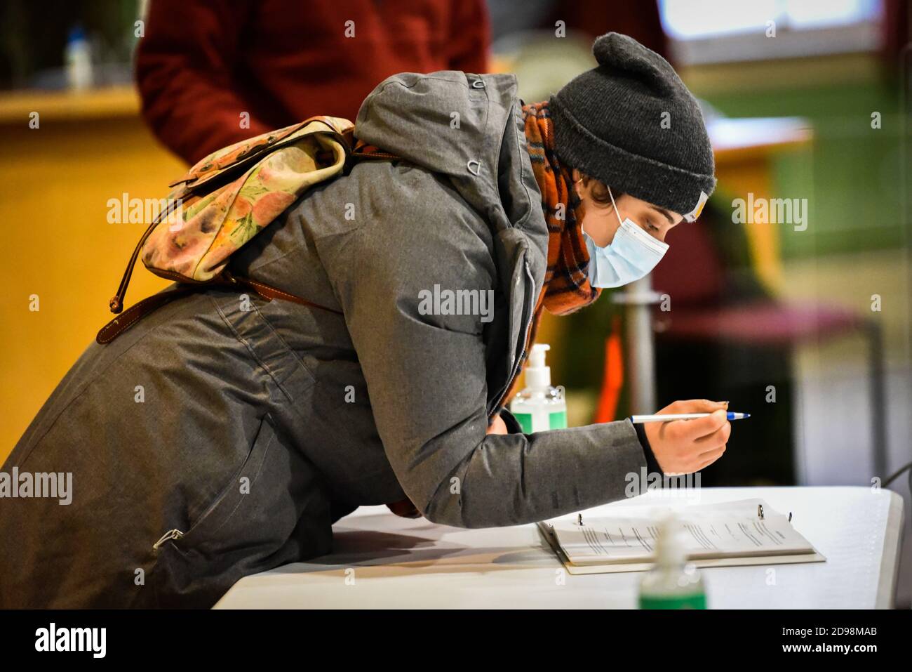 Montpelier, Vermont, Stati Uniti. 3 Nov 2020. Un elettore effettua il check-in alle elezioni del Montpelier, VT, municipio per votare nelle elezioni 2020. Gli elettori lo hanno fatto ai sondaggi nonostante una tempesta di neve all’inizio della stagione che ha lasciato diversi centimetri di neve nuova. Credit: John Lazenby/Alamy Live News Foto Stock