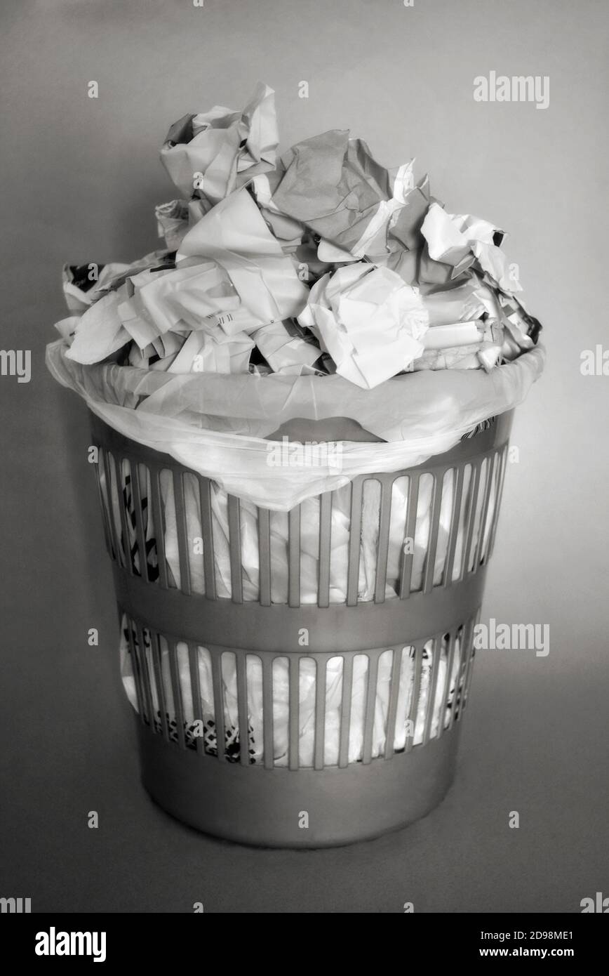 Office waste paper basket crumpled immagini e fotografie stock ad alta  risoluzione - Alamy