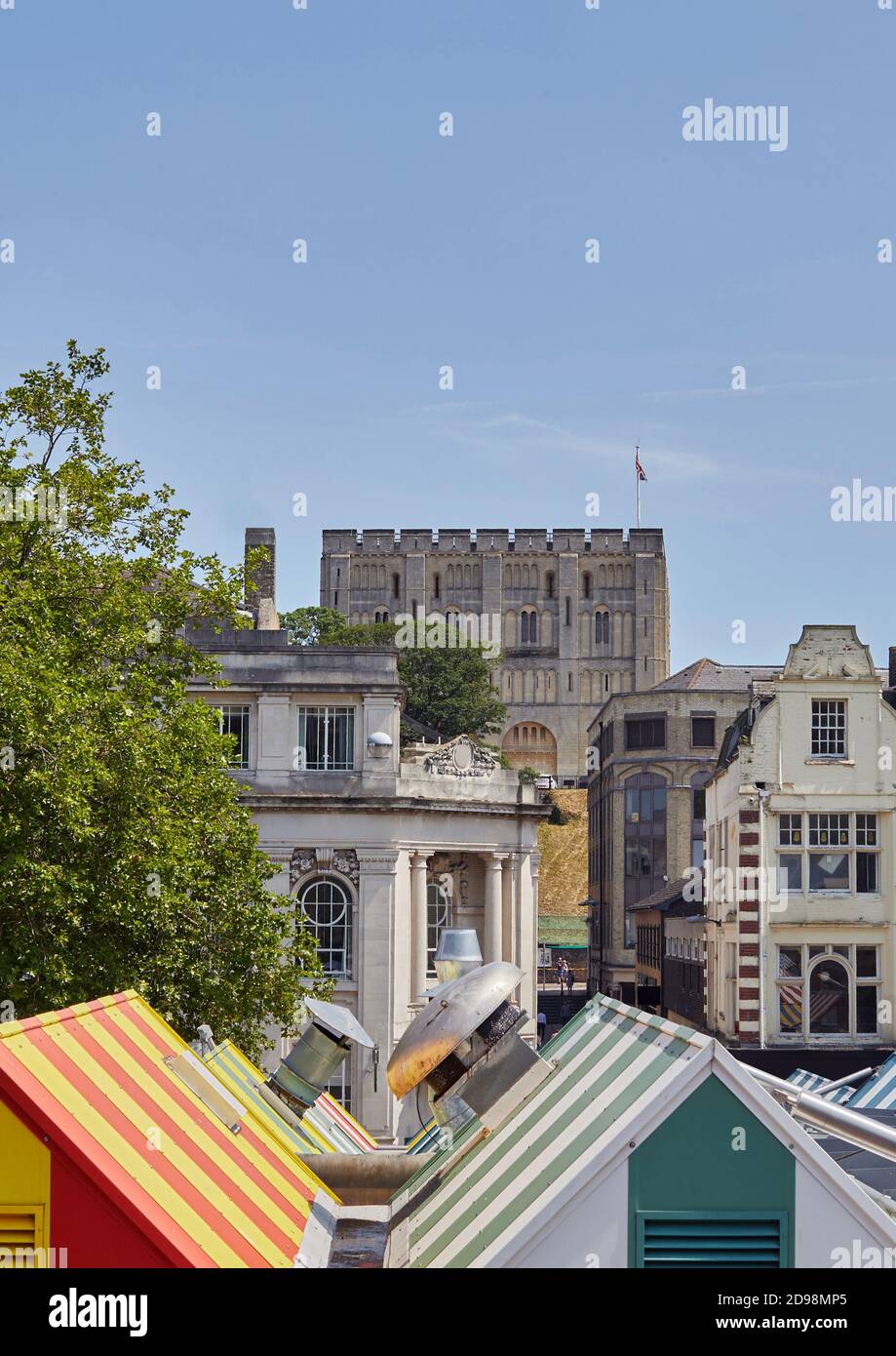 Vista del castello normanno e delle colorate bancarelle del mercato in città Di Norwich in Norfolk UK Foto Stock
