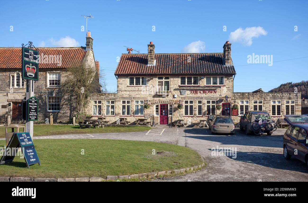 The Crown, un pub tradizionale di campagna nel villaggio di Hutton-le-Hole, nel Nord Yorkshire Foto Stock