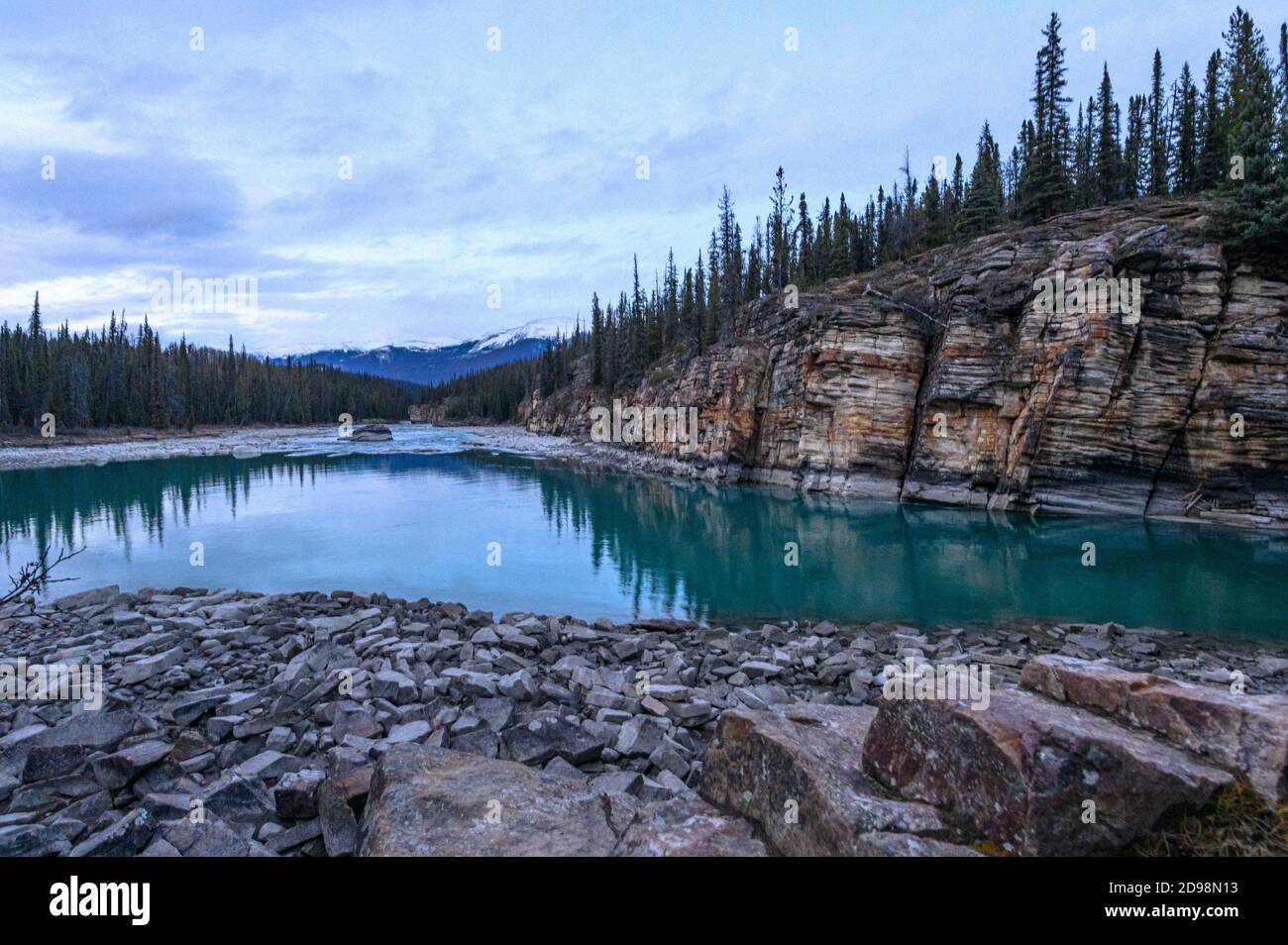 lago che riflette le rocce e gli alberi al Jasper National Park, Canada Foto Stock