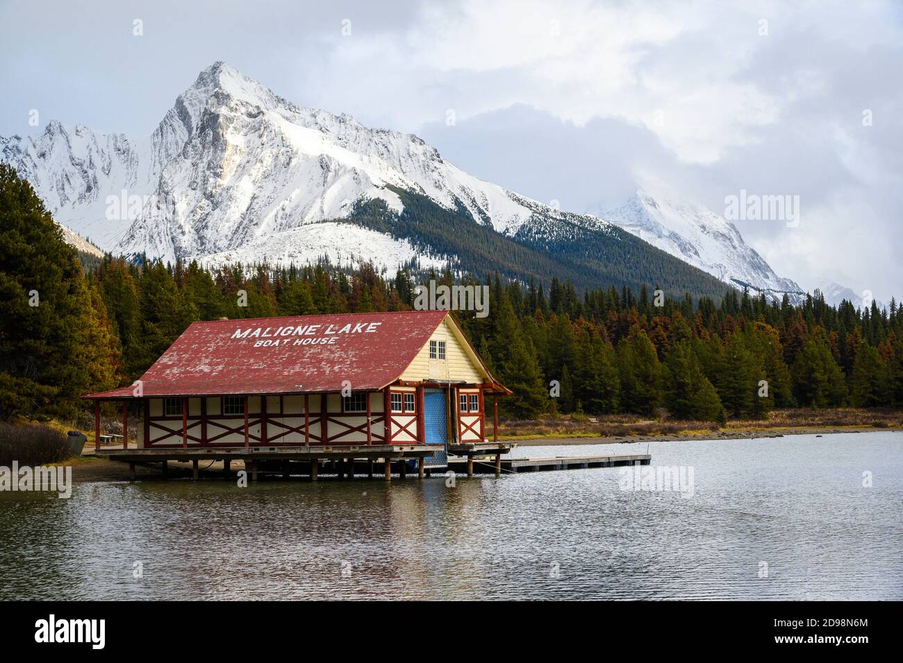 Lago Maligne e casa barca nel Jasper National Park Foto Stock