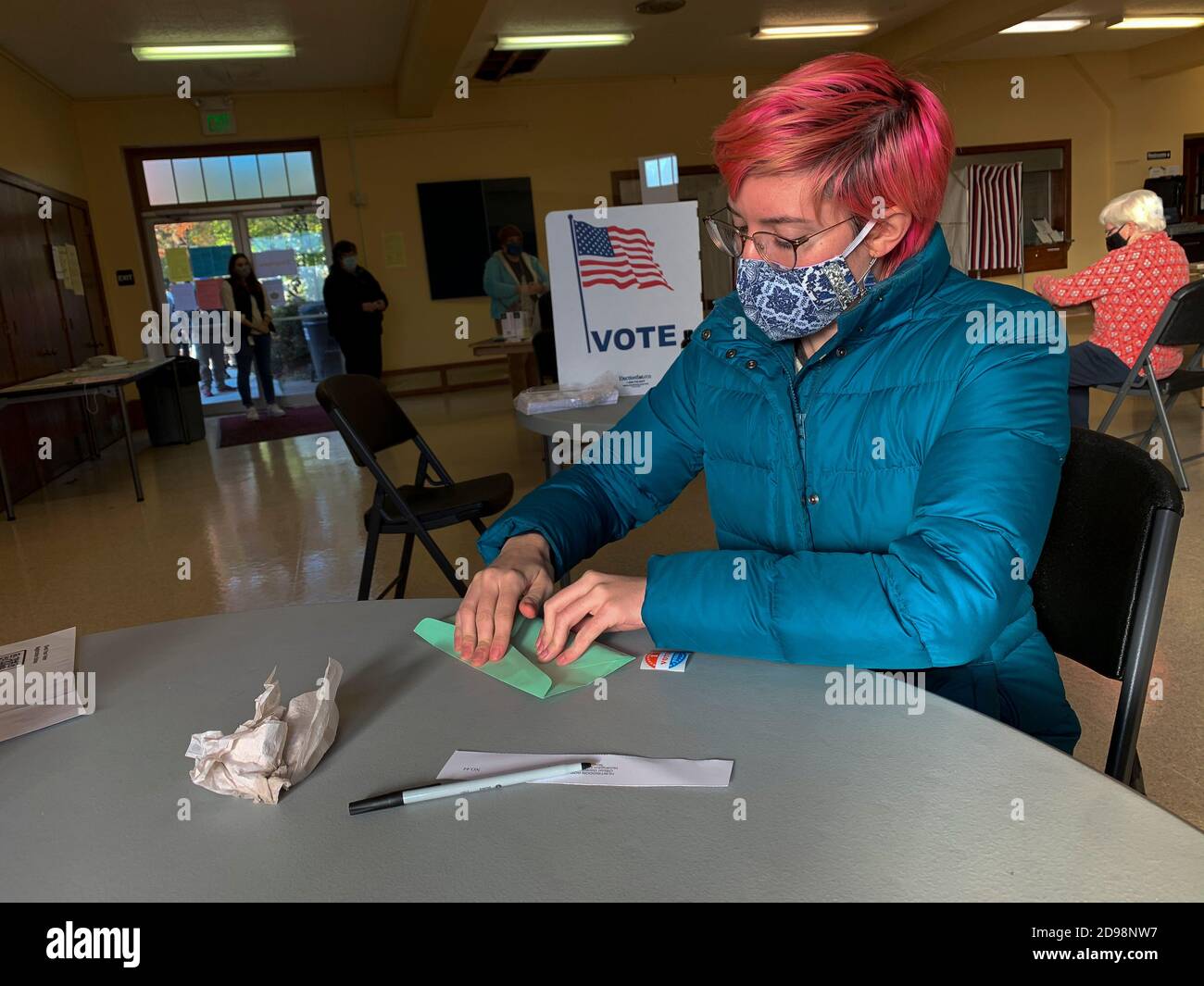 Huntingdon, Pennsylvania, Stati Uniti. 3 Nov 2020. L'elettore della Pennsylvania Carolina Kauff sigilla il suo voto provvisorio. Agli elettori può essere chiesto di compilare uno scrutinio provvisorio per molti motivi, tra cui dimenticare di portare al voto una votazione richiesta, assentata, ma non ancora votata, assentata o per posta, al fine di rovinarla quando si viene a votare di persona. Credit: Sue Dorfman/ZUMA Wire/Alamy Live News Foto Stock