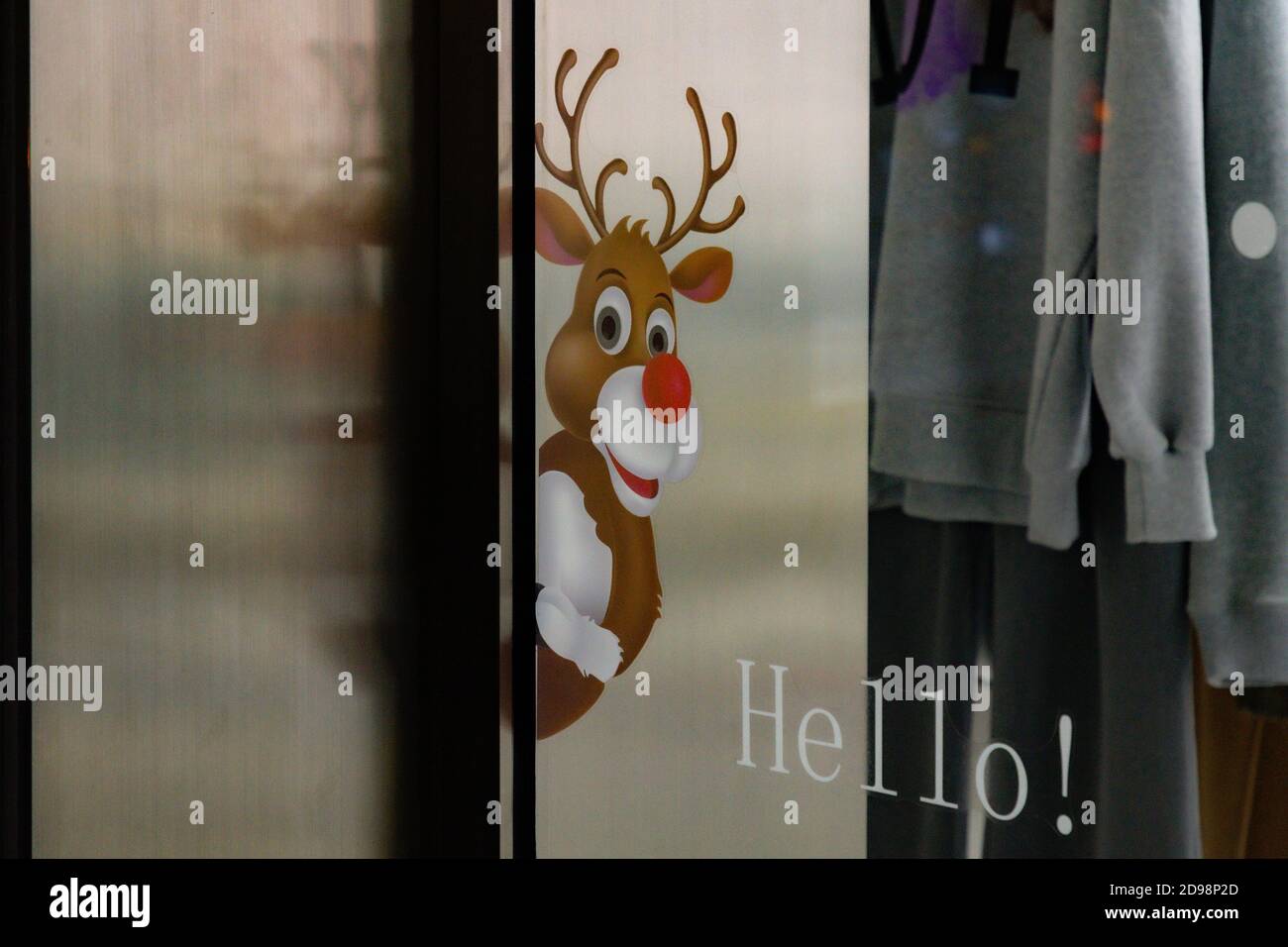 Santa Deer dice Ciao dalla vetrina, mentre le vendite di Natale. Shopping per le vacanze - Shanghai, Cina, 12 05 2019 Foto Stock