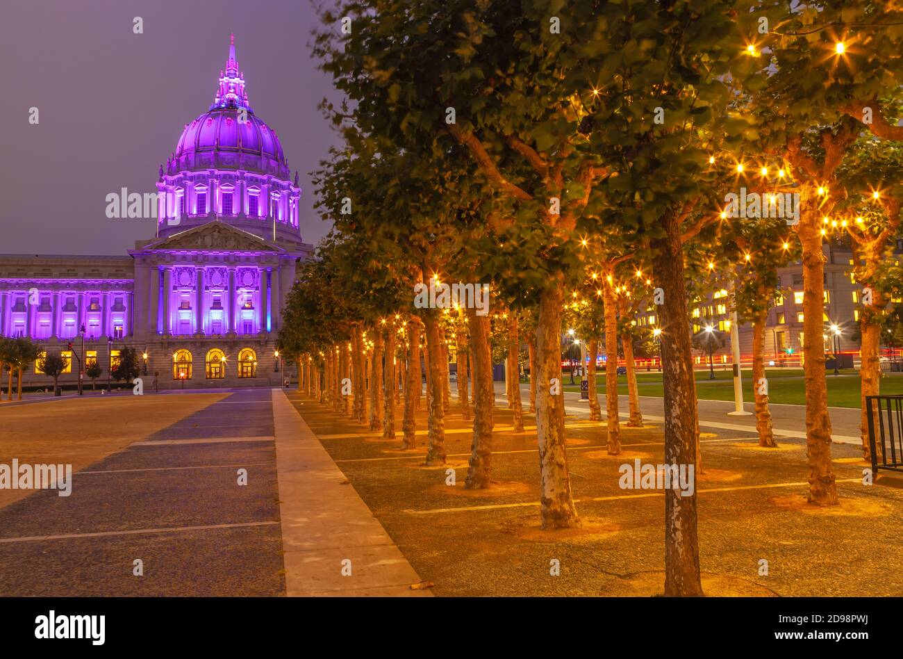 Il municipio di San Francisco si illumina in viola per onorare l'industria dell'ospitalità del paese, California, USA. Foto Stock