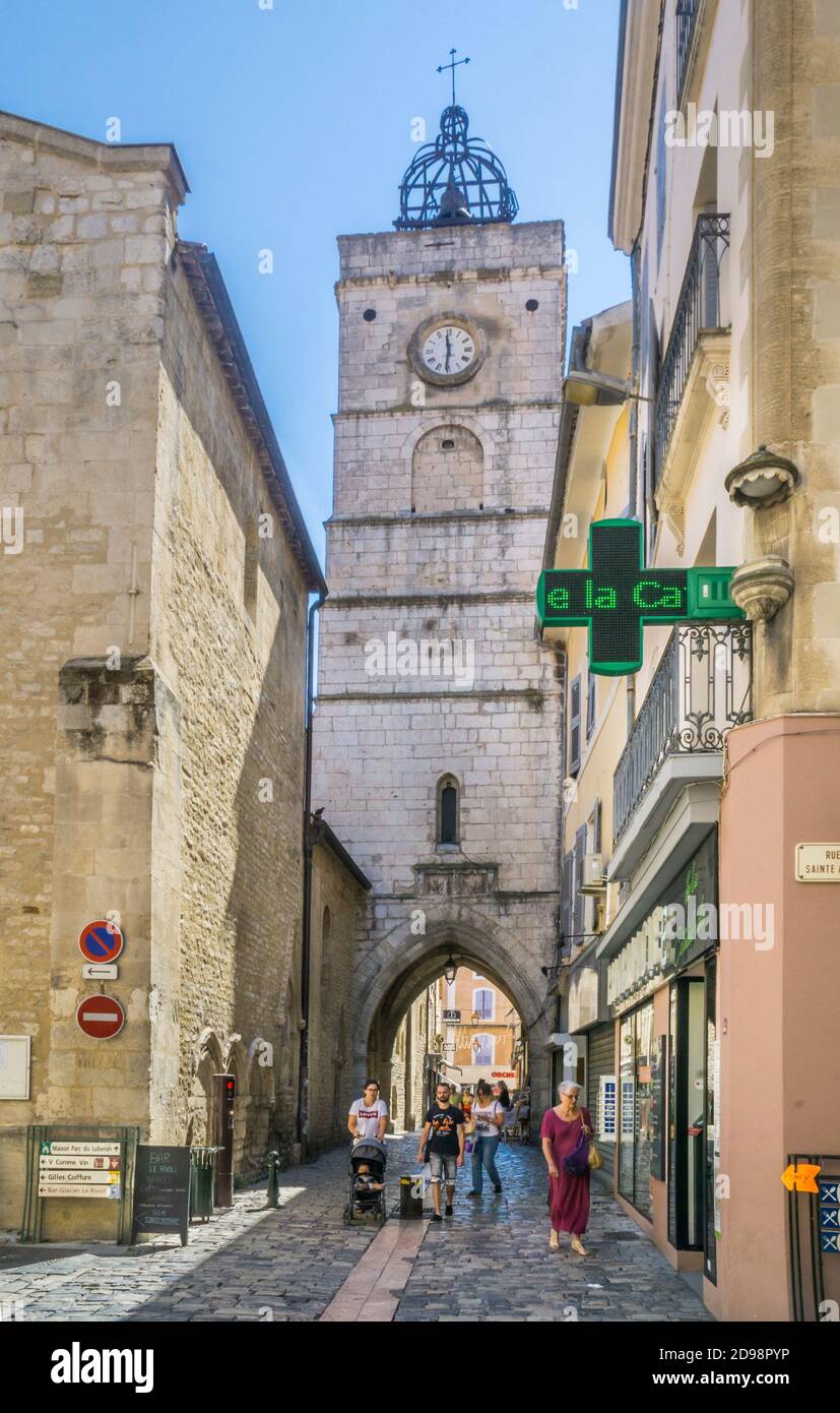 Il Tour de l’Horloge, Torre dell’Orologio visto attraverso la stretta Rue des Marchands nell’antica città del Luberon di Apt, dipartimento Vaucluse, Provenza-Alpi-C. Foto Stock