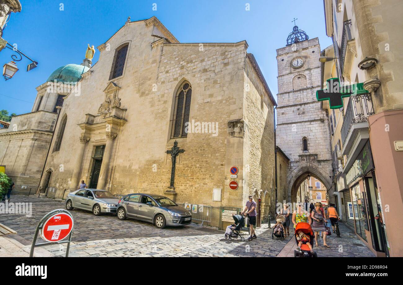 Apt Cattedrale, la chiesa di Sainte-Anne e il Tour de l’Horloge, Torre dell’Orologio nella città antica del Luberon Apt, dipartimento Vaucluse, Provenza-Alpe Foto Stock