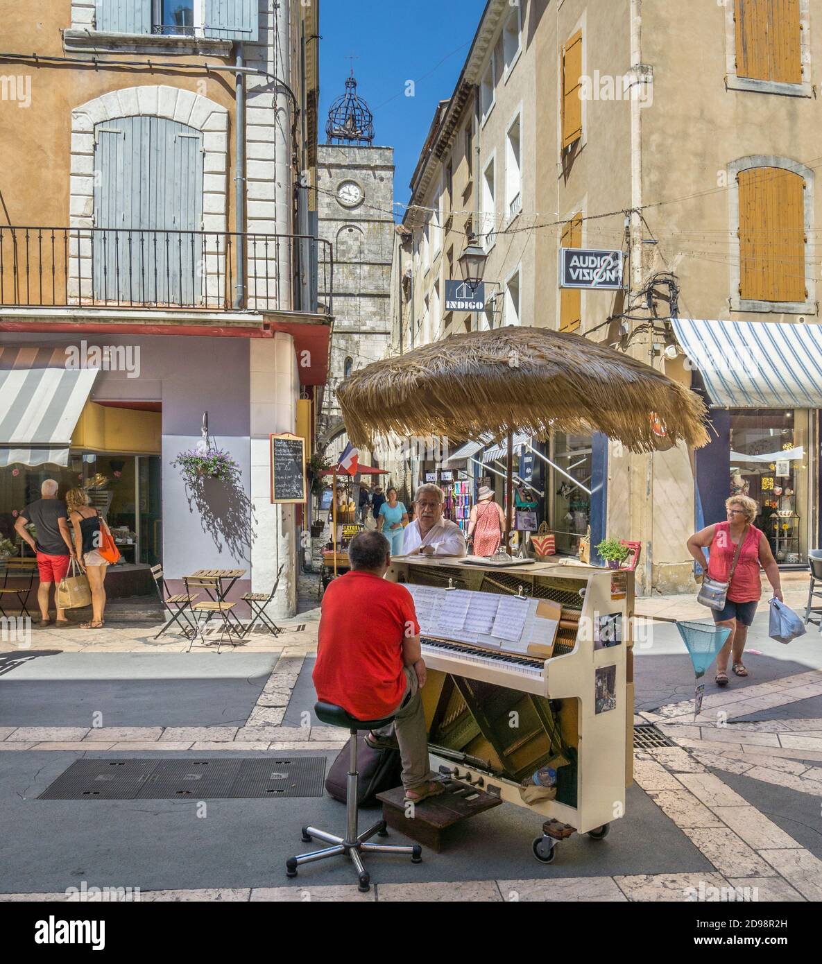 Pianista su Place du Postel nell'antica città del Luberon, dipartimento Vaucluse, Provenza-Alpi-Côte Azzurra, Francia meridionale Foto Stock