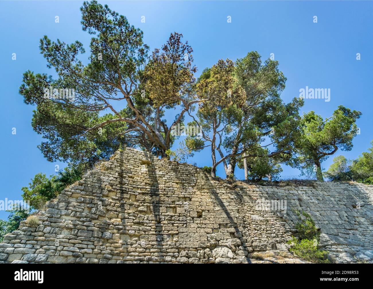 Rampards di Bonilis Castrum a église haute, la Chiesa superiore dell'antico villaggio collinare Bonnieux, dipartimento Vaucluse, Provenza-Alpi-Côte d'azu Foto Stock