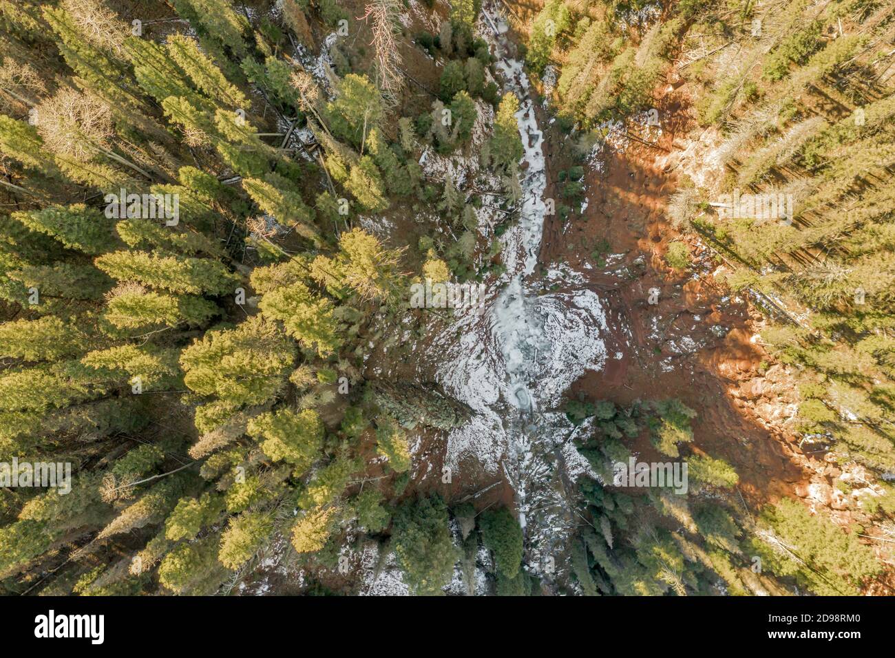 Drone immagine della caduta di acqua parzialmente congelata a Danton Hot Springs, Colorado Foto Stock