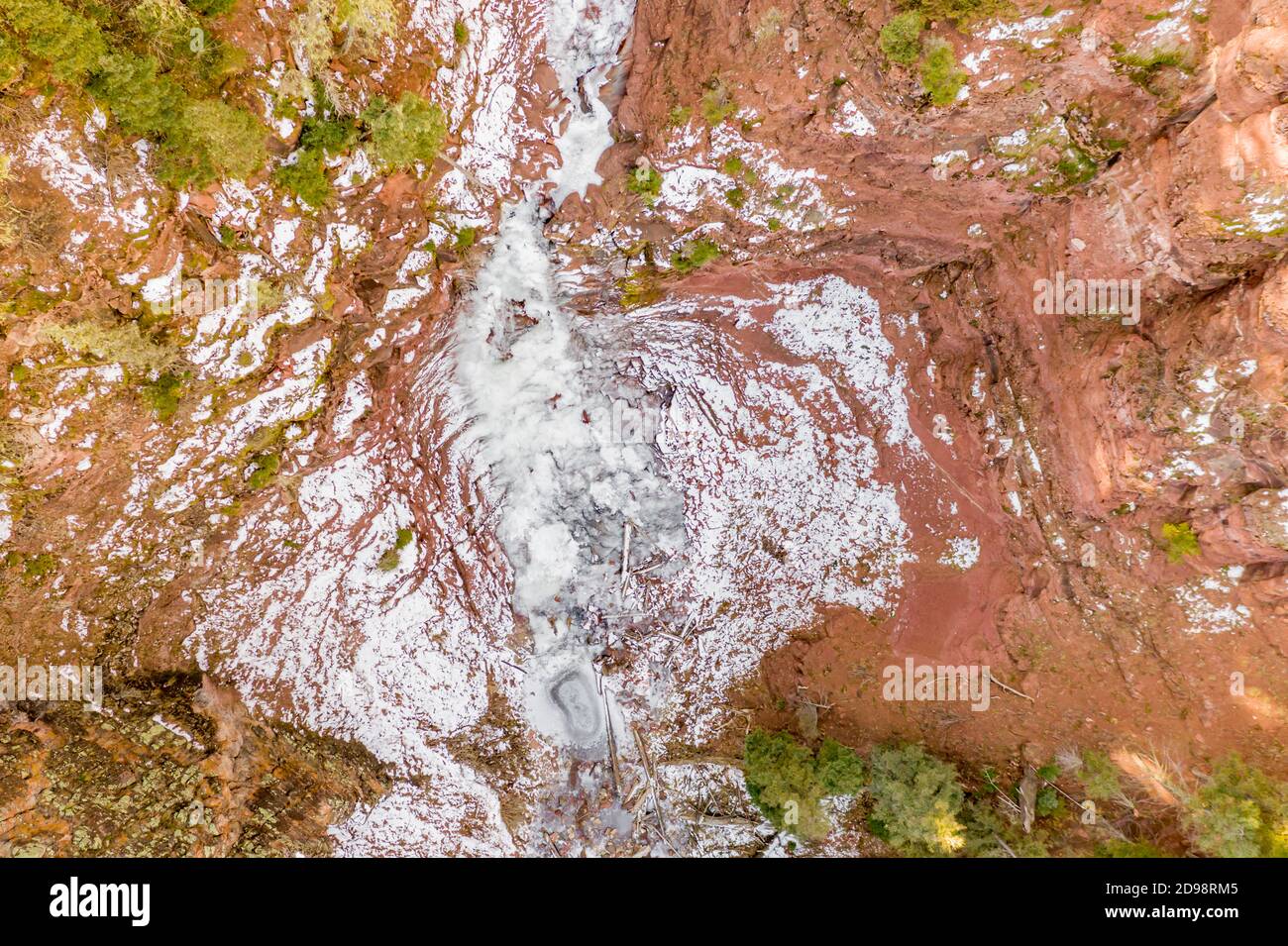 Drone immagine della caduta di acqua parzialmente congelata a Danton Hot Springs, Colorado Foto Stock