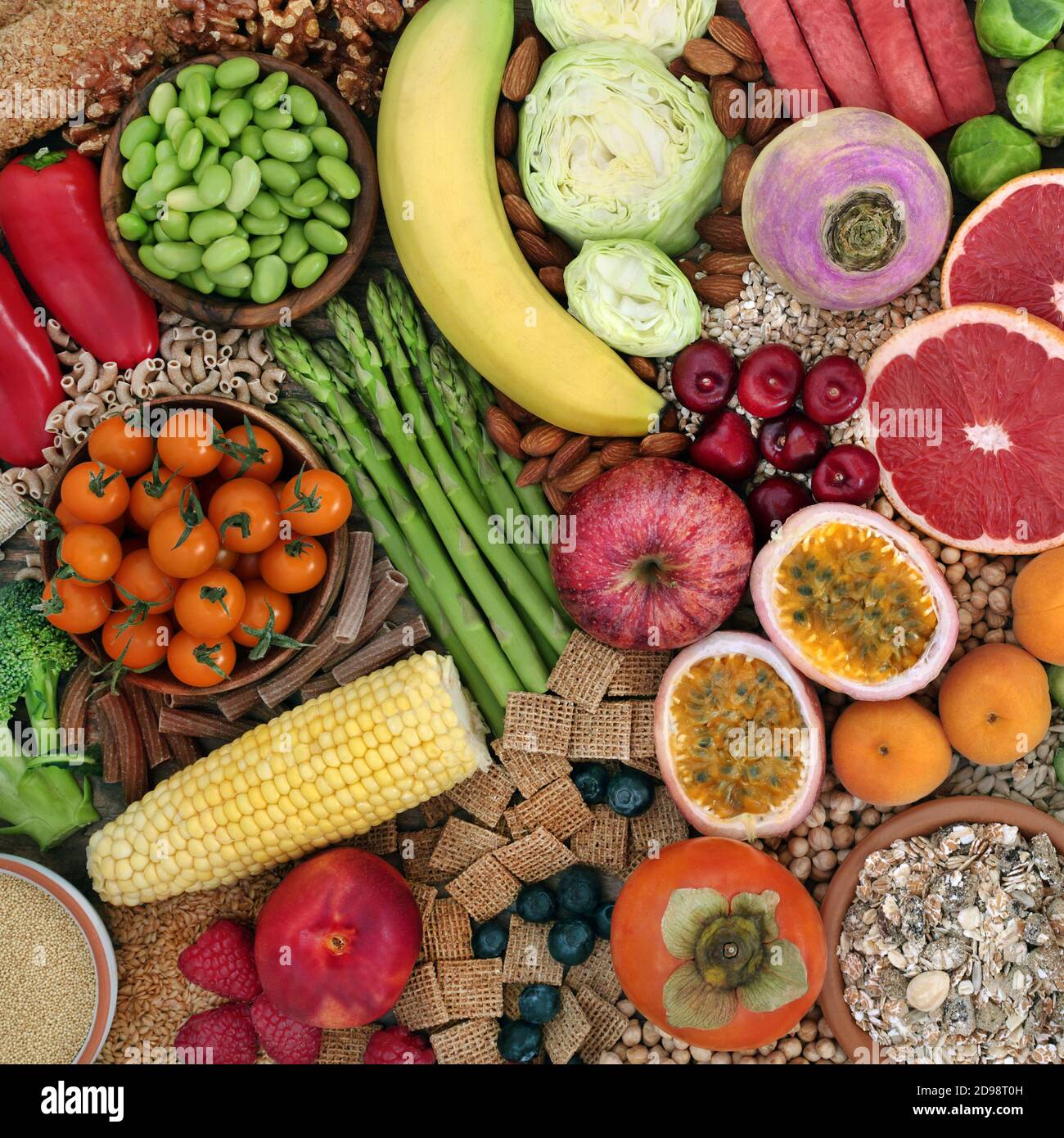 Raccolta sana di alimenti vegani a base di piante ad alto contenuto di fibre per la salute intestinale e per aiutare la sindrome dell'intestino irritabile. Foto Stock