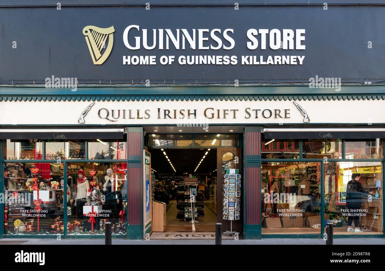 Guinness Store e Quills Irish Gift Store ad High Street Killarney County Kerry Irlanda Foto Stock