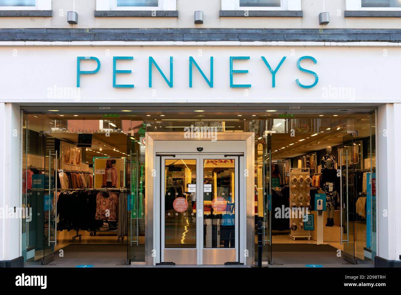 Negozio al dettaglio Penneys di Primark in Hight Street a Killarney, contea di Kerry, Irlanda Foto Stock