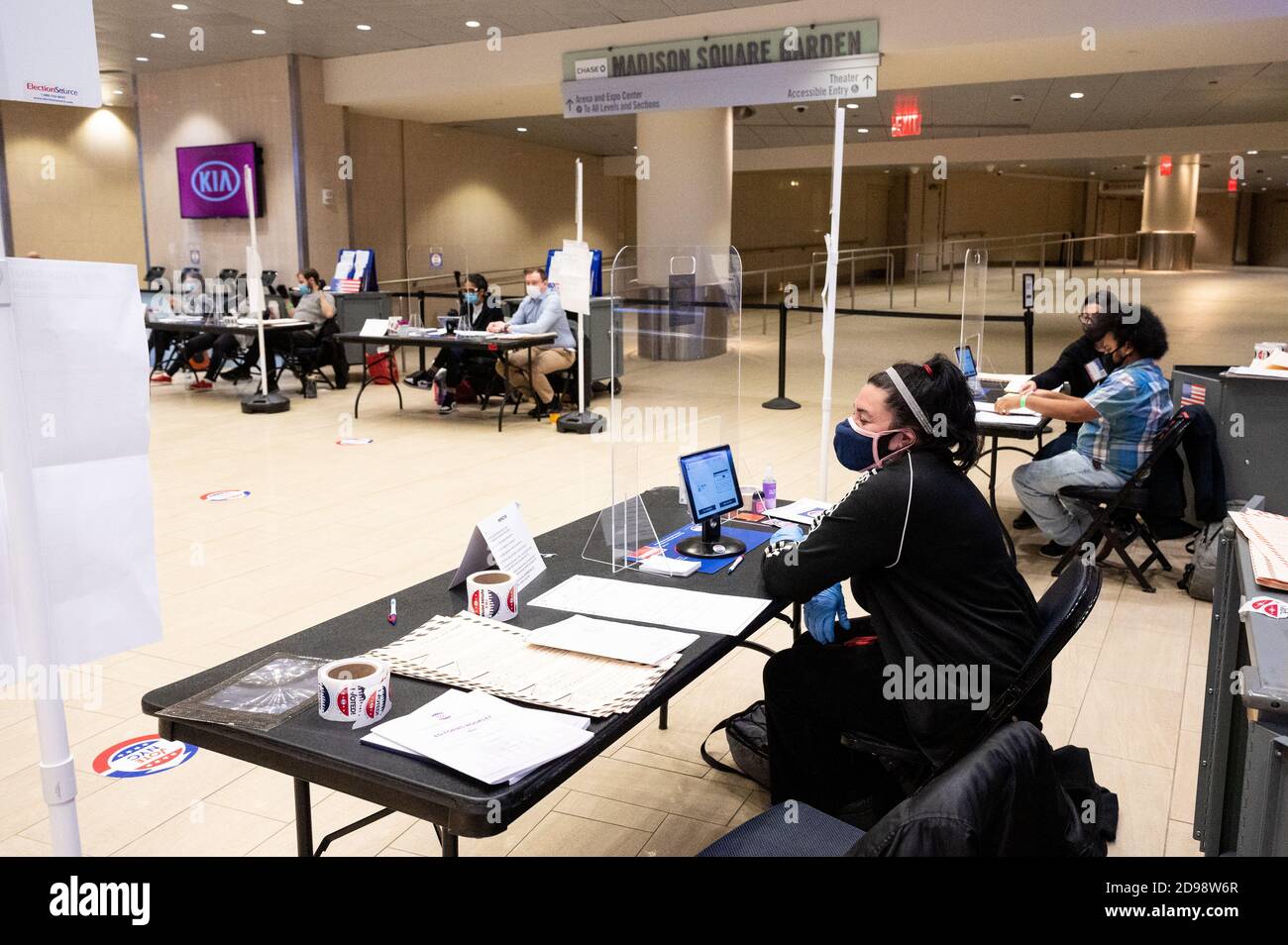 3 novembre 2020 - New York, NY, Stati Uniti: Voto del giorno di elezione durante la mattina a Madison Square Garden. I lavoratori del sondaggio hanno teorizzato che era così vuoto perché così tante persone hanno votato in anticipo o per posta. Foto Stock