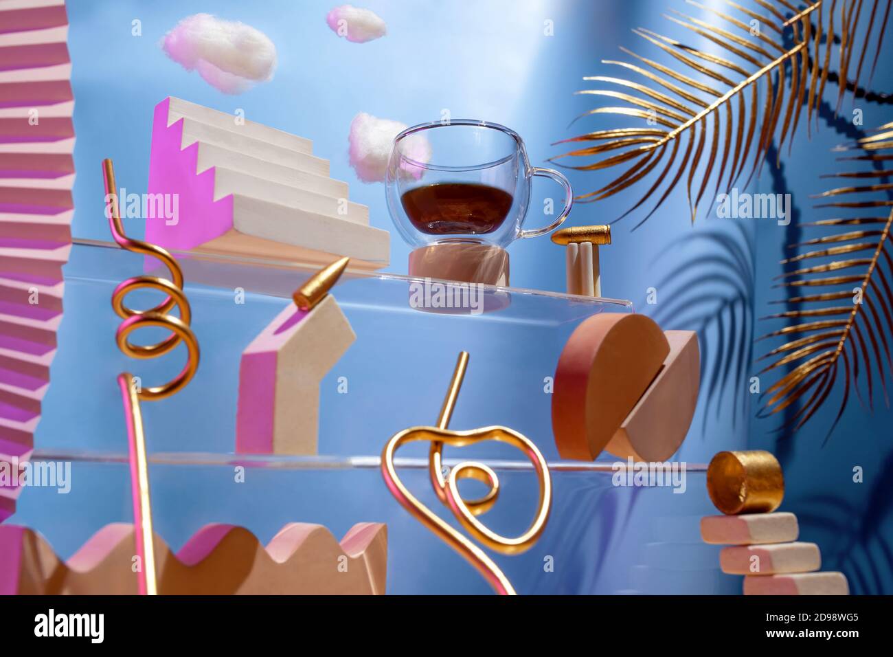 Composizione futuristica sul tema del caffè, varie figure, proiettili, nuvole sulle scale su sfondo blu, il concetto di carica energetica Foto Stock