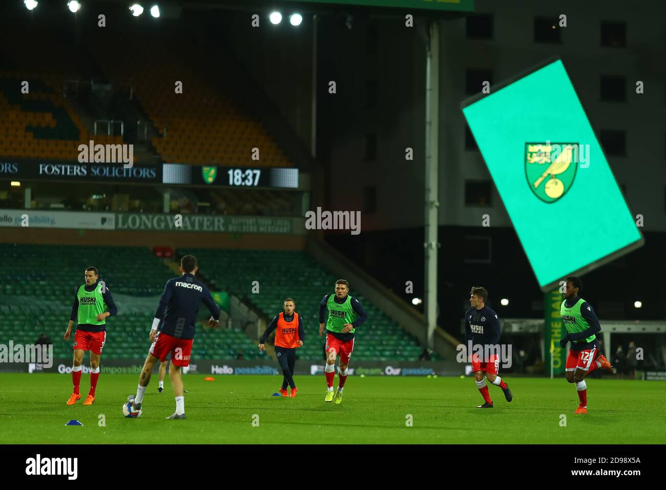 Norwich, Norfolk, Regno Unito. 3 novembre 2020; Carrow Road, Norwich, Norfolk, Inghilterra, Campionato inglese di calcio della Lega Calcio, Norwich contro Millwall; i giocatori di Millwall eseguono esercitazioni durante il warm up Credit: Action Plus Sports Images/Alamy Live News Credit: Action Plus Sports Images/Alamy Live News Foto Stock