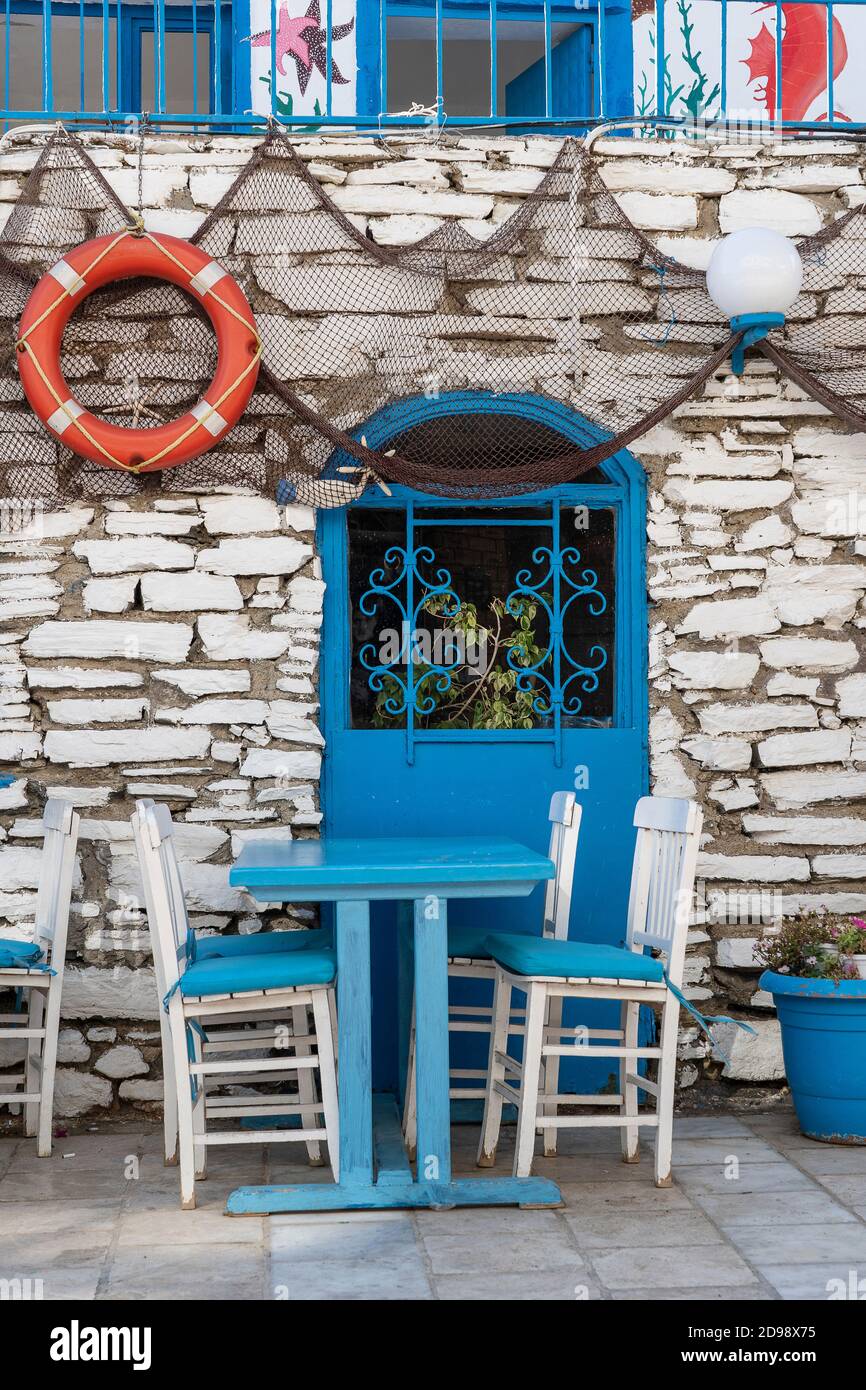 Vista frontale del beach cafe esterno. Tavolo e sedie vuote all'aperto vicino al muro di pietra. Luoghi turistici. Ristorante tipico mediterraneo, un luogo holid Foto Stock