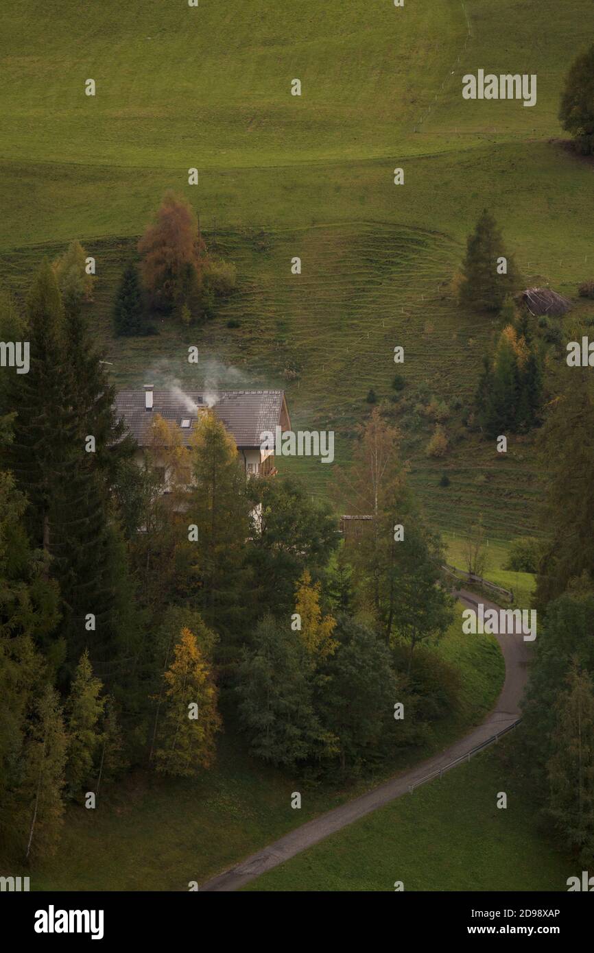 Una casa a caso nel bosco in Trentino, Italia Foto Stock