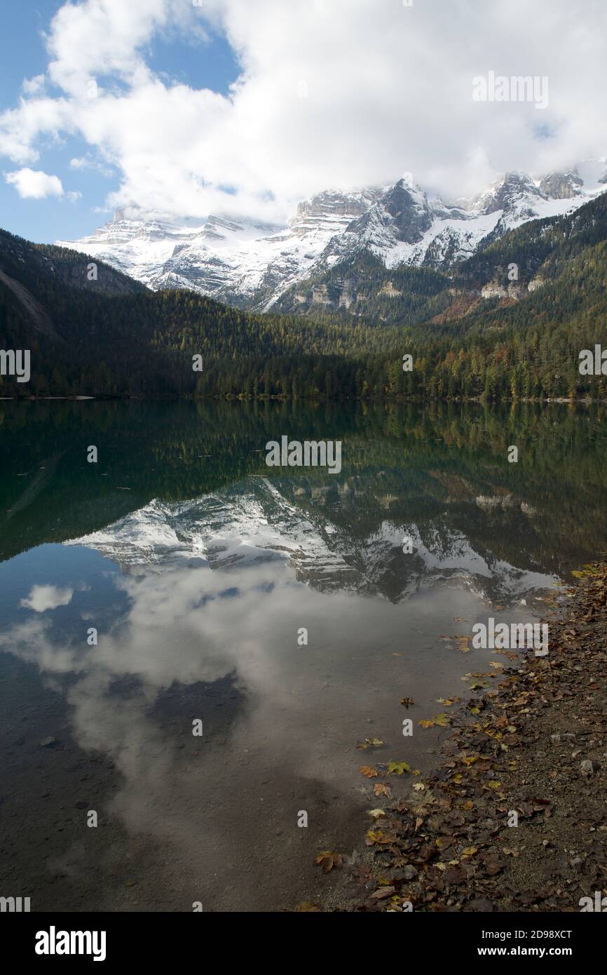 Una foto del lago di Tovel in Trentino Foto Stock