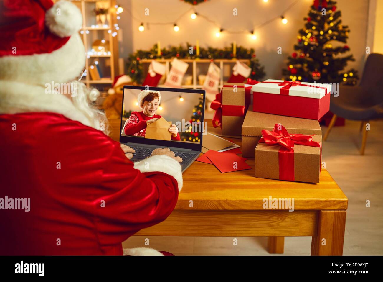 Babbo Natale guardando lo schermo del computer portatile ...