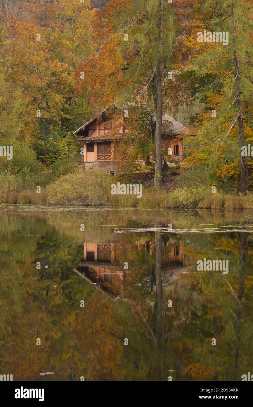 Una casa solitaria nel lago CEI, Trentino (Italia) Foto Stock