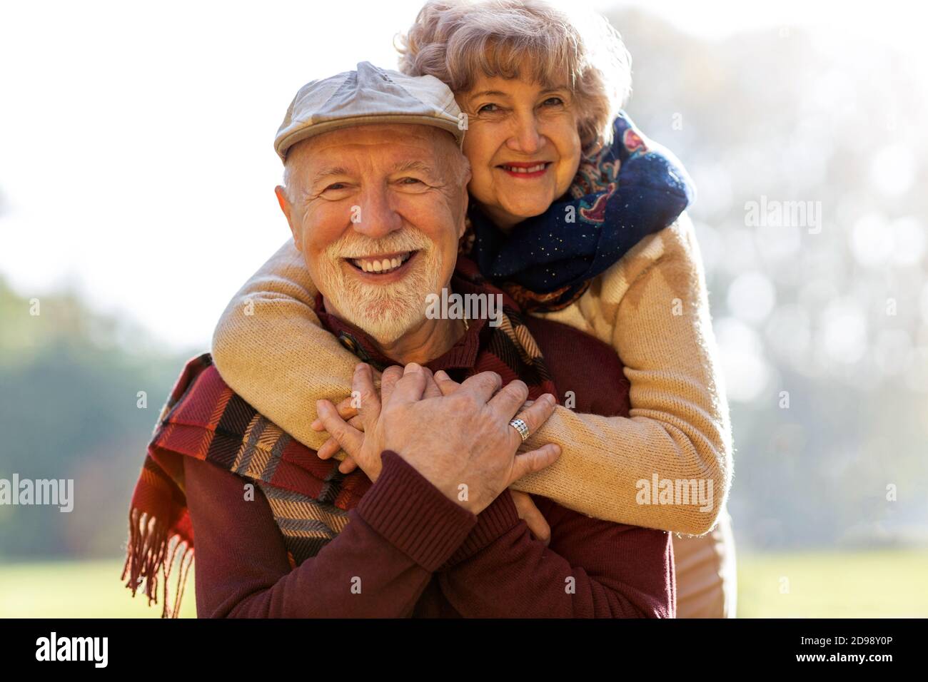 Felice coppia anziana che passa il tempo insieme nello splendido parco cittadino in autunno Foto Stock