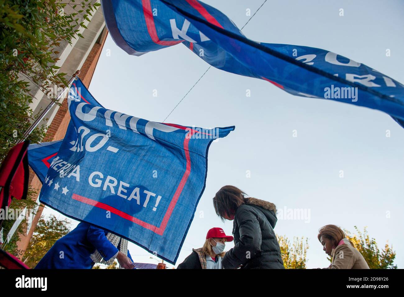 Alessandria, Stati Uniti d'America. 03 Nov 2020. I sostenitori di Trump salutano gli elettori al di fuori della zona di voto alla Lyles-Crouch Traditional Academy il giorno delle elezioni ad Alessandria, Virginia, martedì 3 novembre 2020. Credit: Rod Lamkey/CNP | Usage worldwide Credit: dpa/Alamy Live News Foto Stock