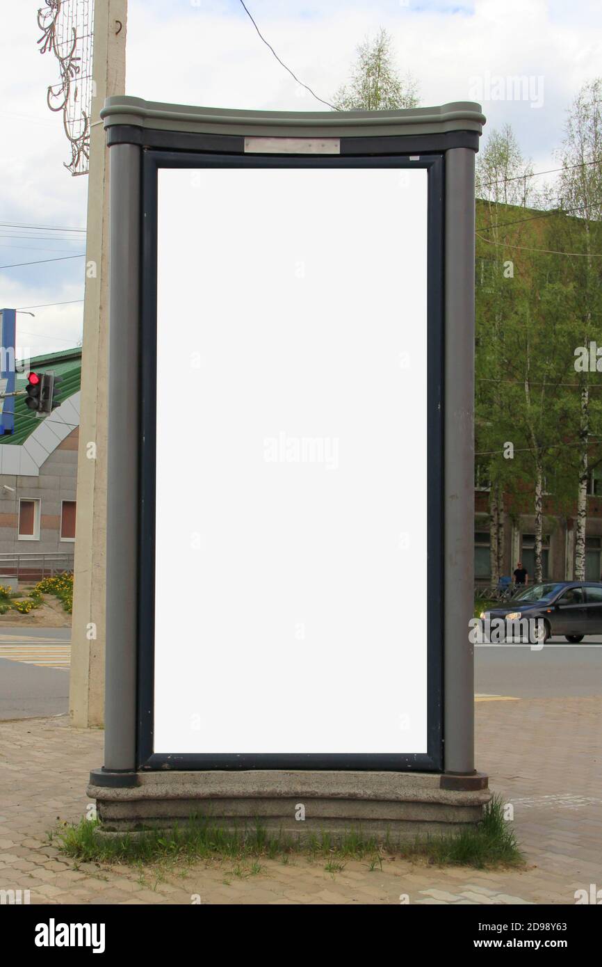 Design pubblicitario con stucco rettangolare verticale bianco. Un banner in città in estate. Un cartellone con un posto per lo spazio di testo e di copia. Foto Stock