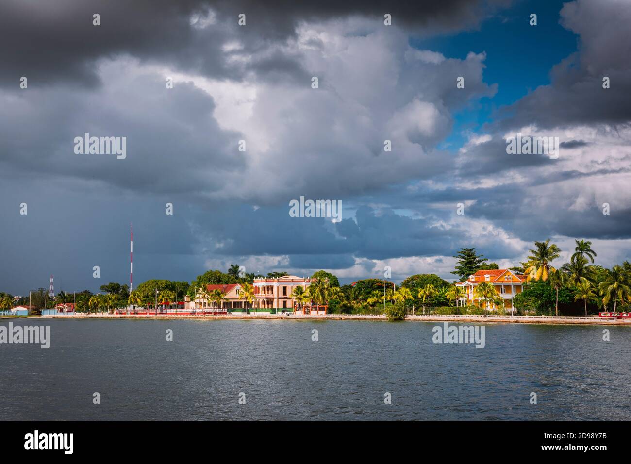 Minaccioso fronte nuvoloso annunciando una tempesta tropicale, baia di Cienfuegos. Cienfuegos, Cuba, America Latina e Caraibi Foto Stock