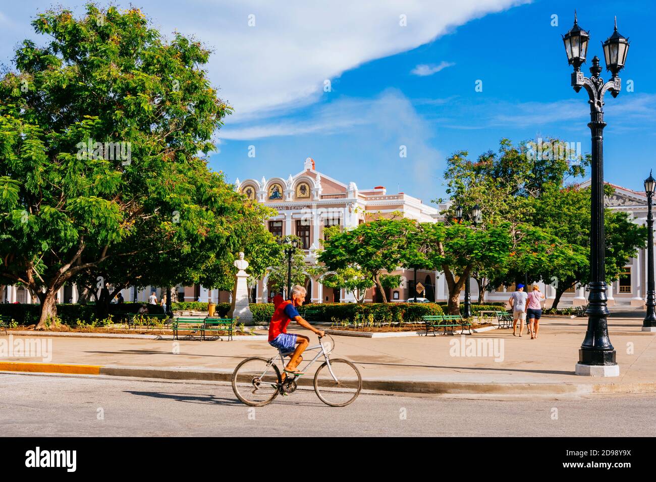 Uomo in bicicletta nel Parco José Martí, sullo sfondo il Teatro Tomas Terry, Cienfuegos, Cuba, America Latina e Caraibi Foto Stock