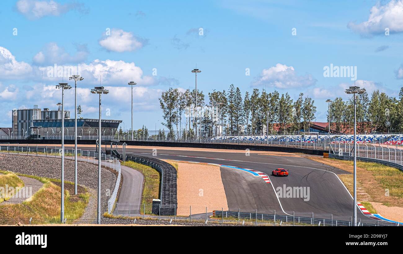 Circonvallazione del complesso sportivo IGORA guidare UN tratto di strada, una vettura sportiva rossa sul turno. San Pietroburgo. Russia. 4 luglio 2020 Foto Stock