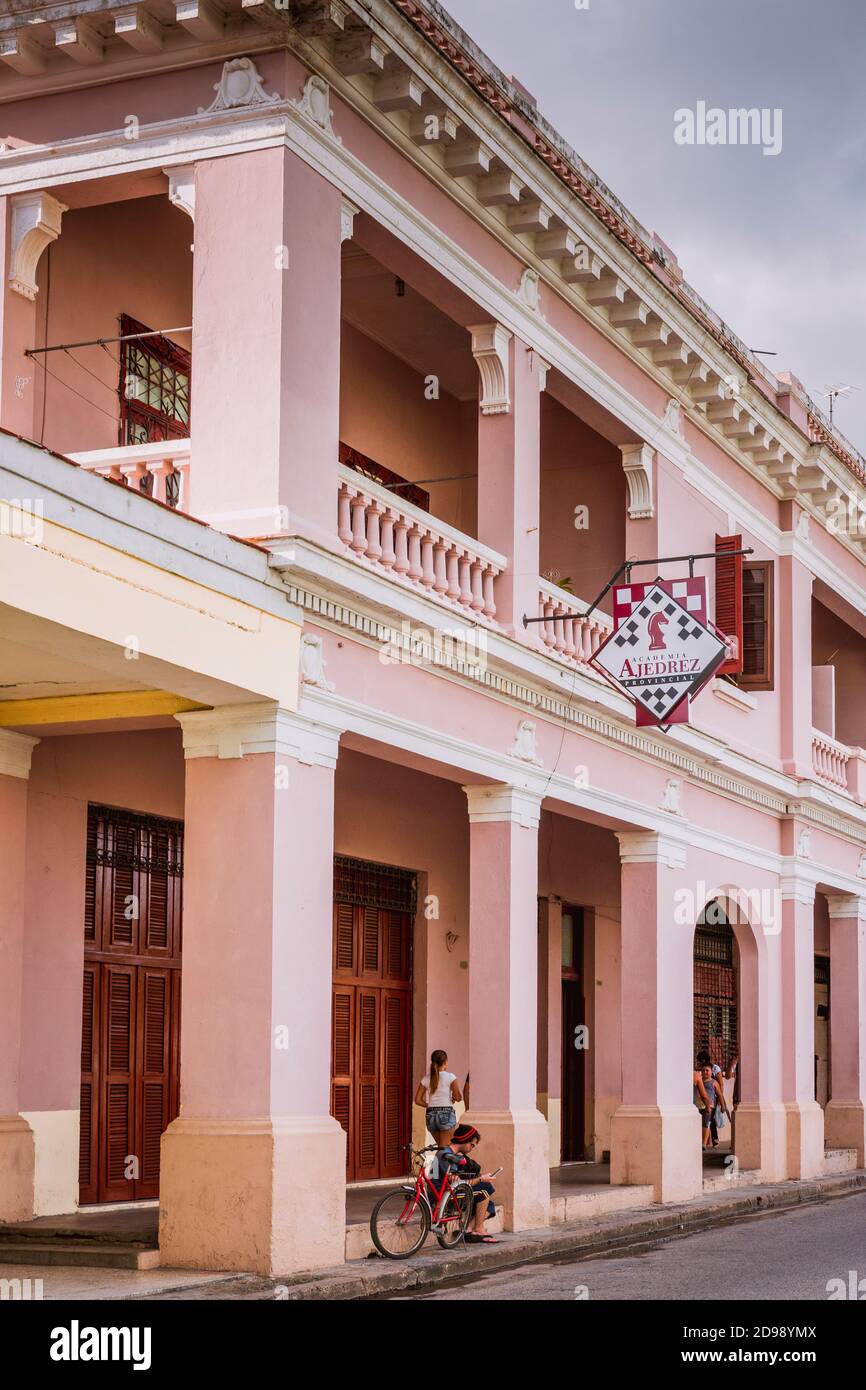 Edifici multicolore sul Paseo El Prado. Cienfuegos, Cuba, America Latina e Caraibi Foto Stock