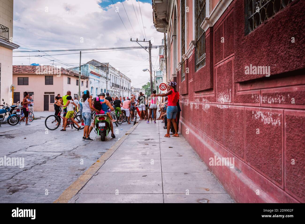 I cubani aspettano mentre passano la lista d'attesa delle merci. Cienfuegos, Cuba, America Latina e Caraibi Foto Stock