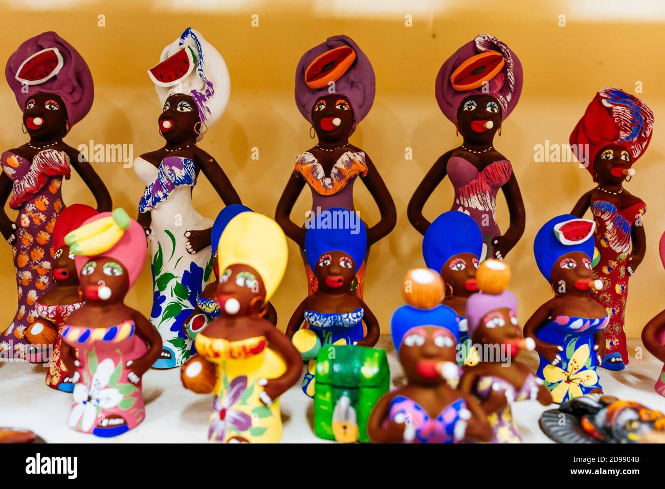 Figure in argilla ispirate alla cultura afro-cubana in vendita come souvenir per i turisti. Trinidad, Sancti Spíritus, Cuba, America Latina e Caraibi Foto Stock