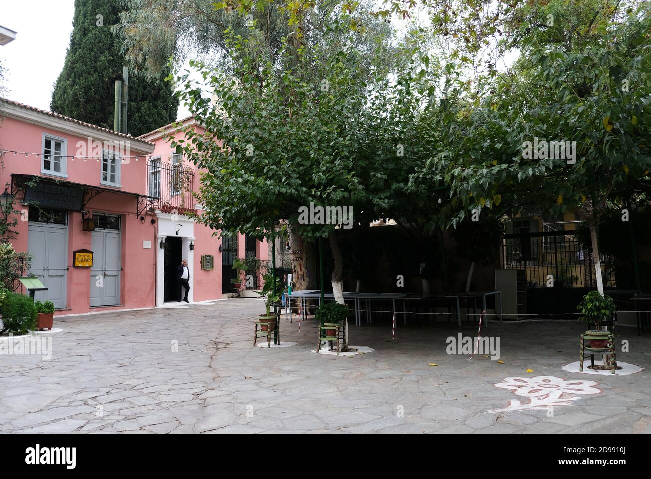 Vista esterna di un ristorante chiuso durante il primo giorno di attuazione delle nuove misure restrittive contro la diffusione della pandemia di Covid-19, ad Atene, Grecia, il 3 novembre 2020. Credit: ALEXANDROS MICHAILIDIS/Alamy Live News Foto Stock