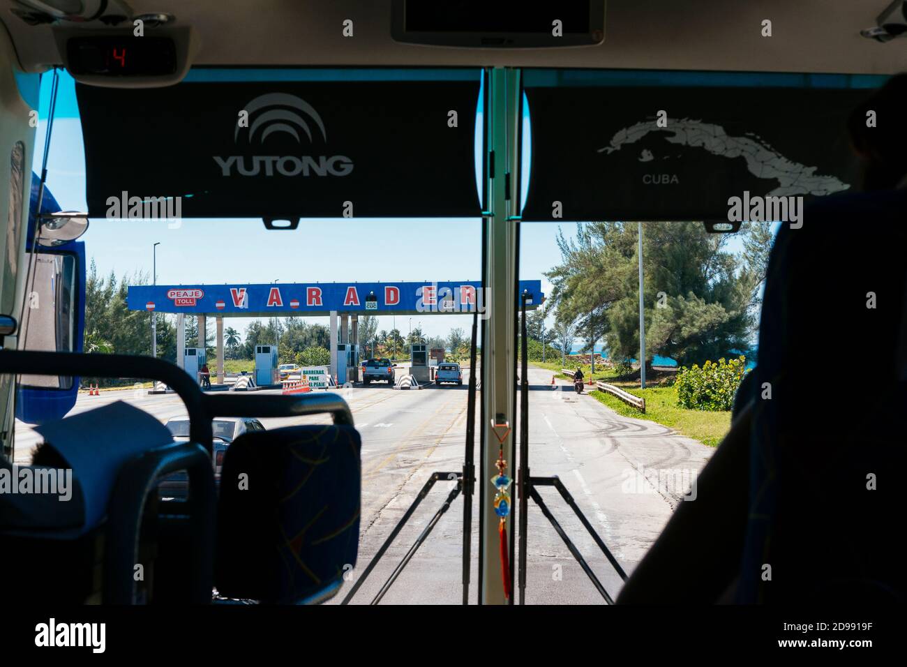 Pedaggio sull'autostrada Varadero, visto dall'interno di un autobus, Varadero, Cárdenas, Matanzas, Cuba, America Latina e Caraibi Foto Stock