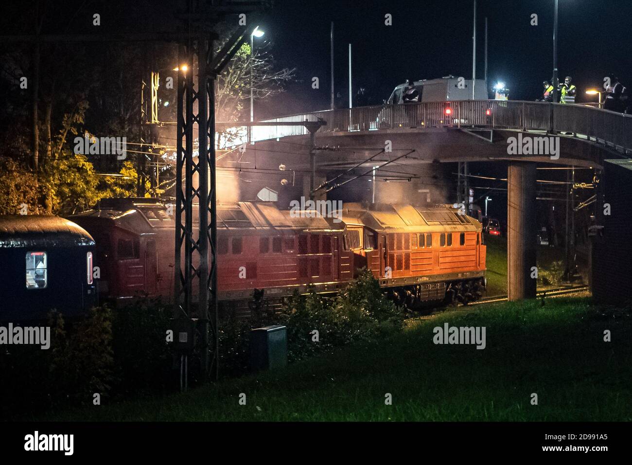 Nordenham, Germania. 03 Nov 2020. Il treno Castor lascia la stazione. Sei contenitori di Castor con scorie nucleari altamente radioattive provenienti dall'impianto di ritrattamento britannico di Sellafield devono essere trasportati in treno fino all'impianto di stoccaggio ad interim di Biblis, in Hessen. A Nordenham, i contenitori Castor sono stati caricati dalla nave sul treno. Credit: Sina Schuldt/dpa/Alamy Live News Foto Stock