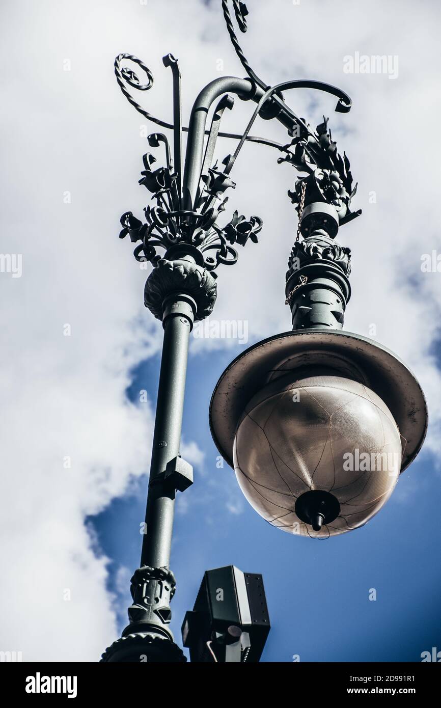 Elegante lanterna vittoriana in ghisa, via centrale di Berlino Foto Stock