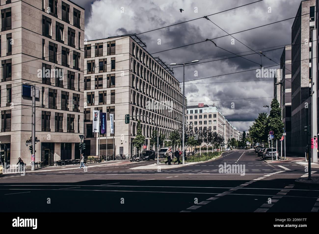 Berlino / Germania - 13 maggio 2019: Scena stradale a Berlino, traffico giornaliero su strade strette con architettura antica e moderna Foto Stock