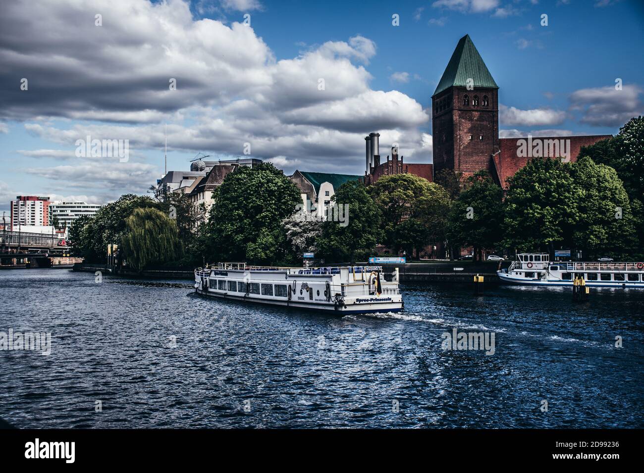 Berlino, Germania / 14 maggio 2019: Escursione in barca sul fiume Sprea vicino alla famosa Museumsinsel (Isola dei Musei) Foto Stock