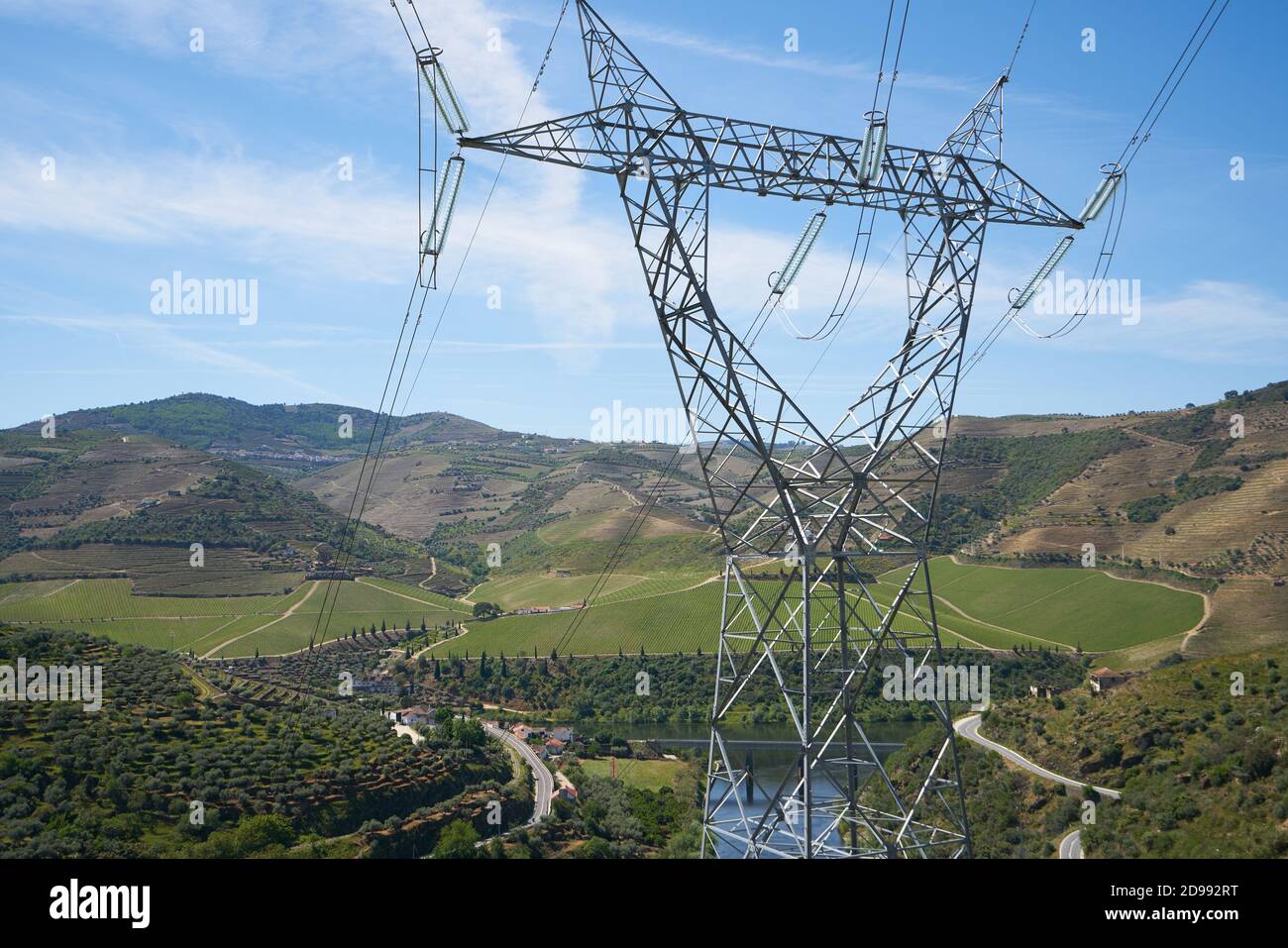 Torre elettrica della diga di Foz Tuna in Portogallo Foto Stock